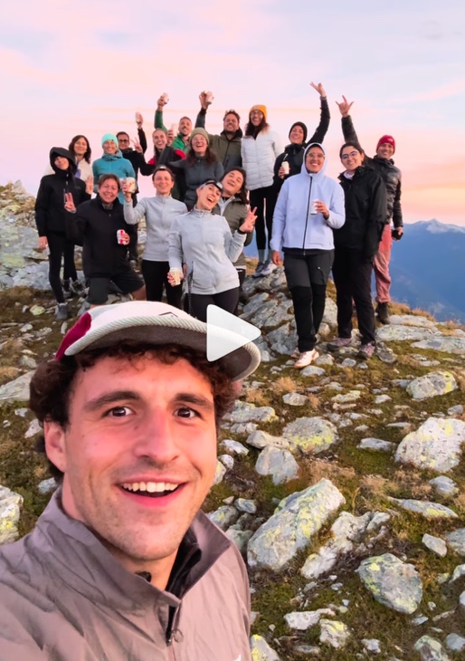 Gruppo RUVIDO in vetta all'alba, selfie dal reel